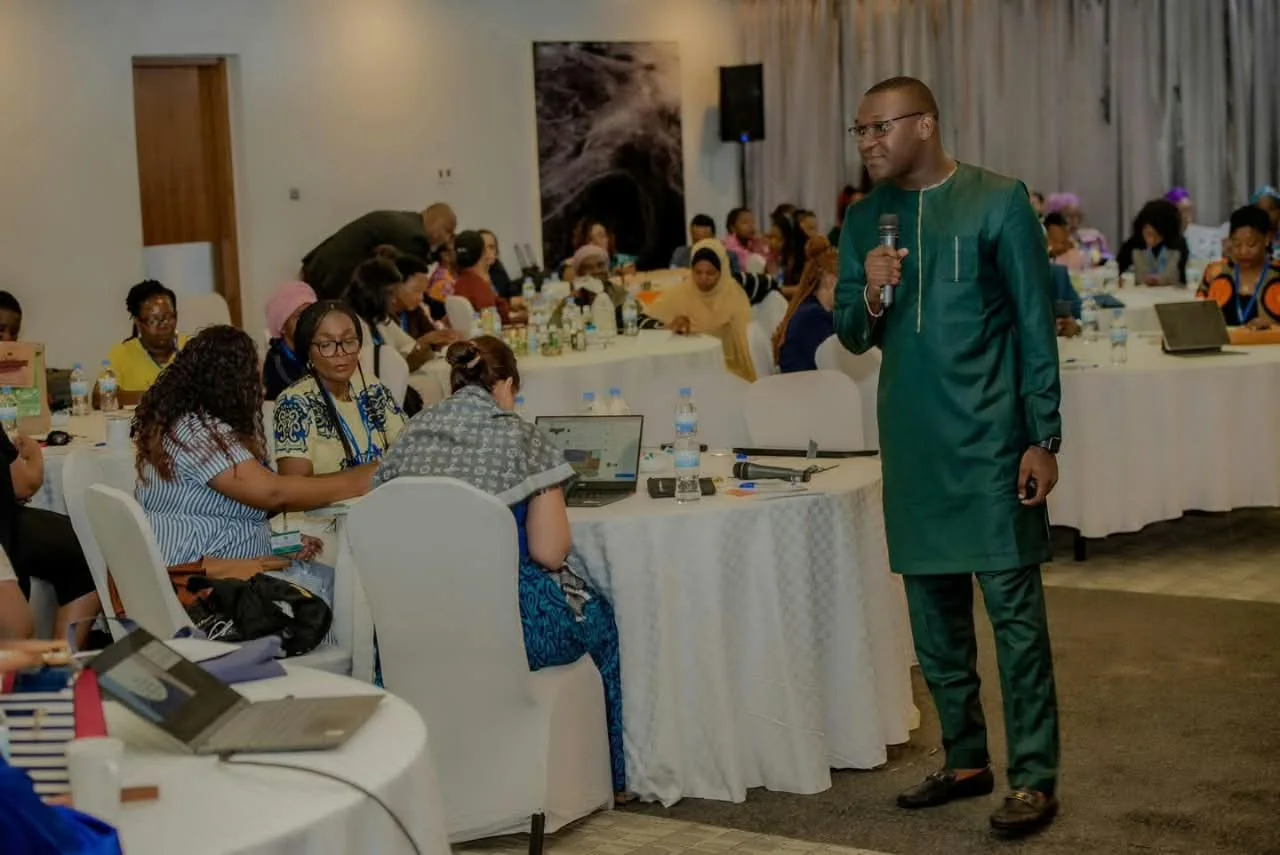 David Jeng speaking to participants seated at tables